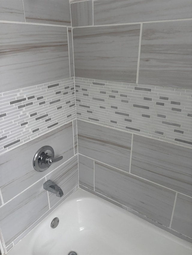 room details featuring tiled shower / bath combo