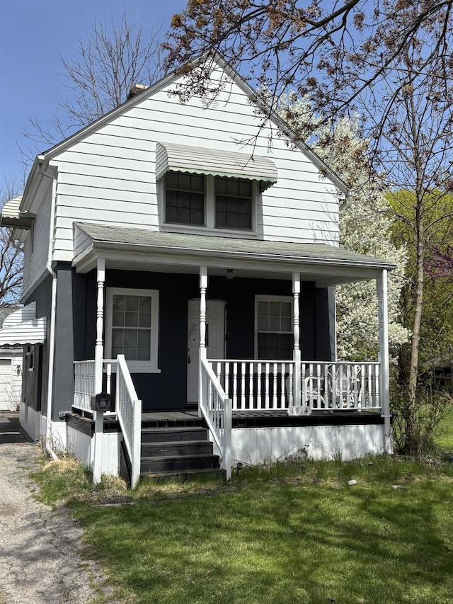 view of front facade featuring a porch and a front yard