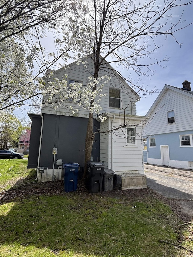 back of house featuring a lawn