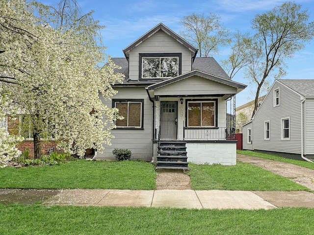 view of front facade with a front yard and covered porch