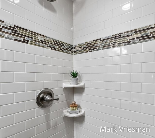 bathroom featuring tiled shower