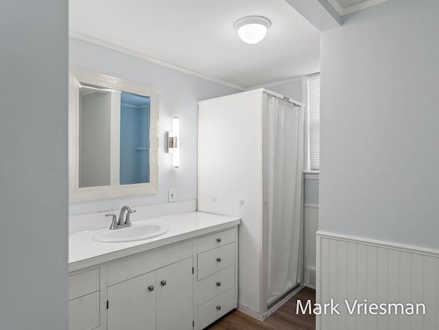 bathroom with a shower with curtain, ornamental molding, vanity, and hardwood / wood-style floors