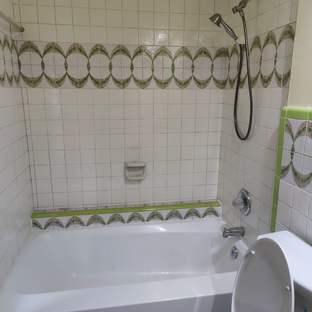 bathroom featuring tiled shower / bath