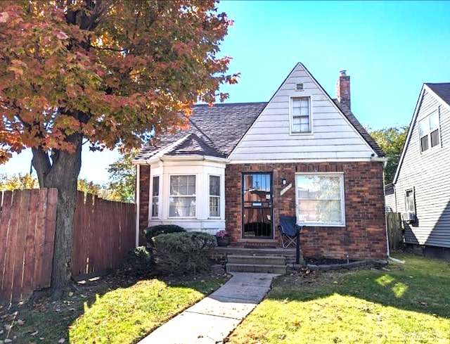 bungalow featuring a front yard