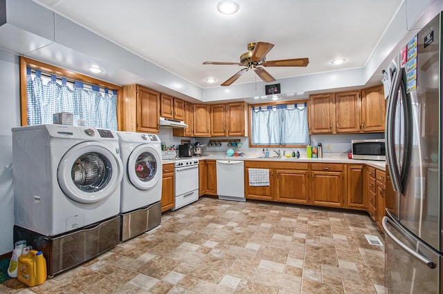 clothes washing area with sink, a wealth of natural light, independent washer and dryer, and ceiling fan