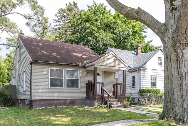 view of front of house with a front lawn