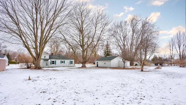 view of yard layered in snow