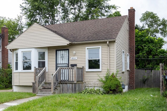 bungalow featuring a front yard