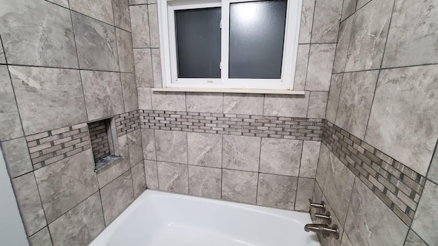 bathroom featuring tiled shower / bath combo