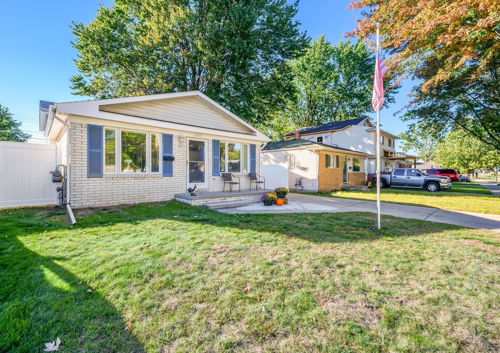 view of front of home featuring a front yard