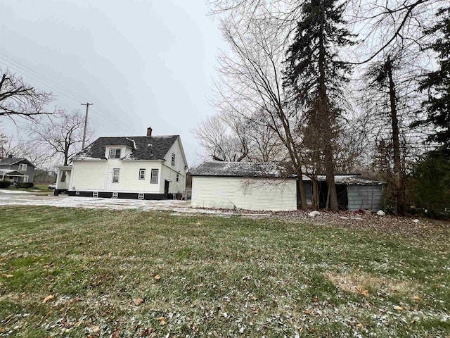 view of front of property featuring a front lawn