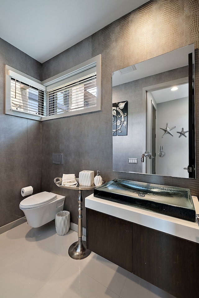 bathroom with vanity, plenty of natural light, and toilet