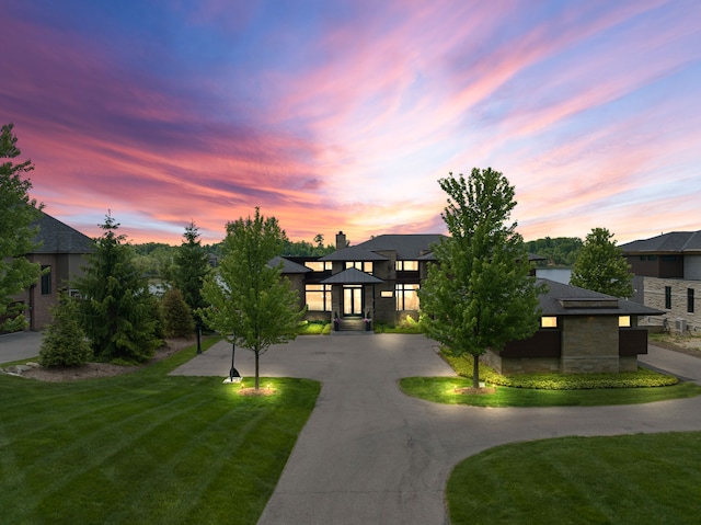 view of front of property featuring a yard