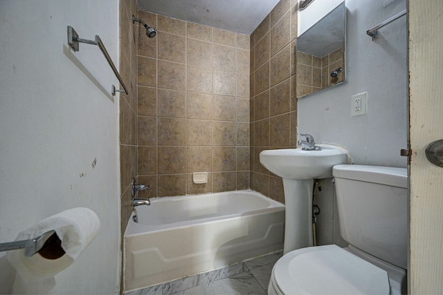 bathroom with tiled shower / bath and toilet