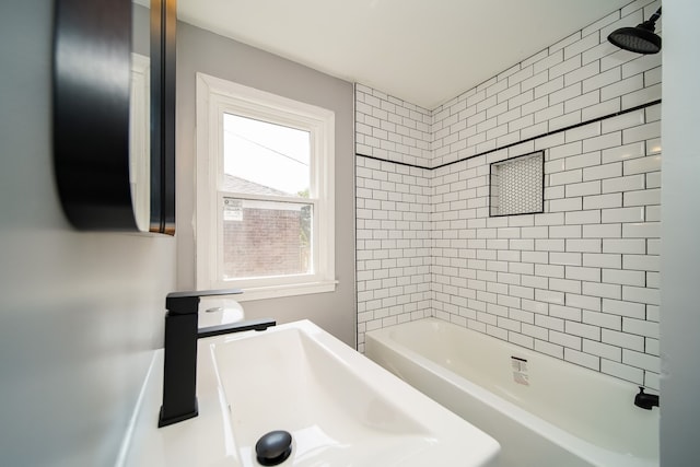 bathroom featuring tiled shower / bath combo