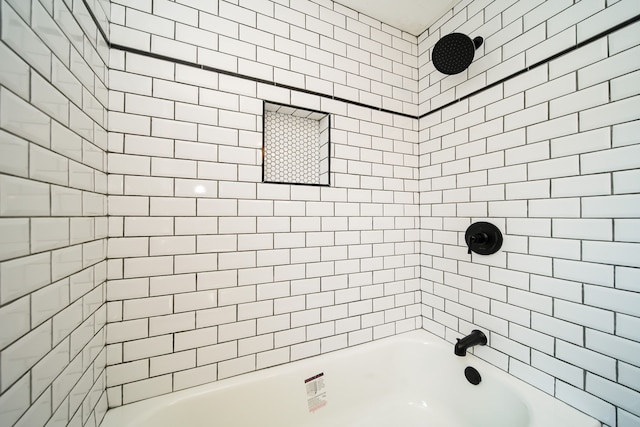 bathroom with tiled shower / bath combo