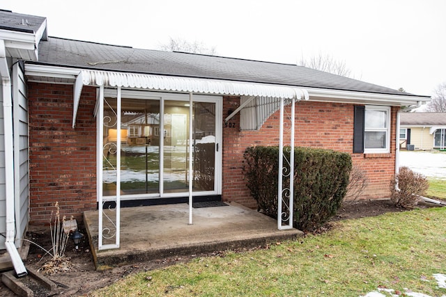 property entrance featuring a yard