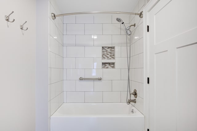 bathroom featuring tiled shower / bath combo