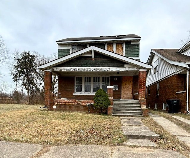 view of front facade featuring a porch and a front lawn