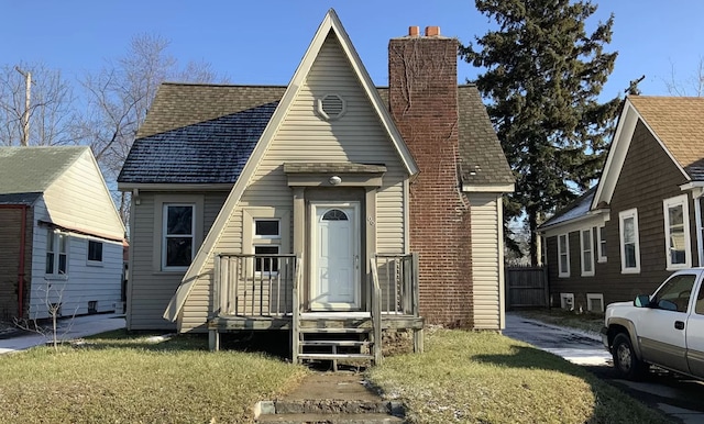 view of front facade with a front yard