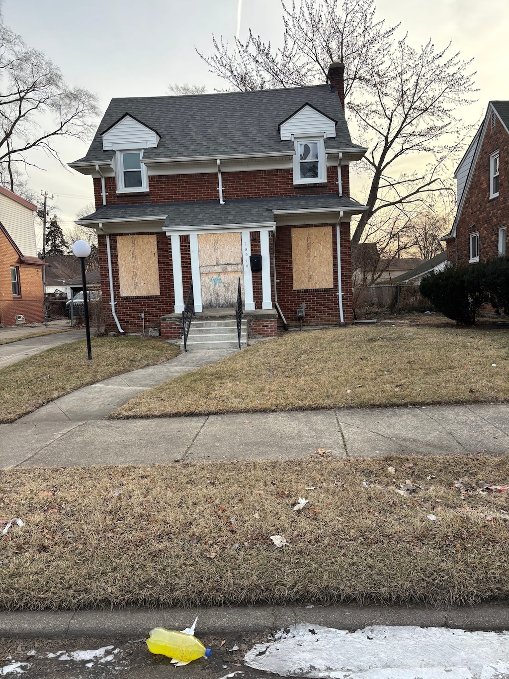 front facade featuring a lawn