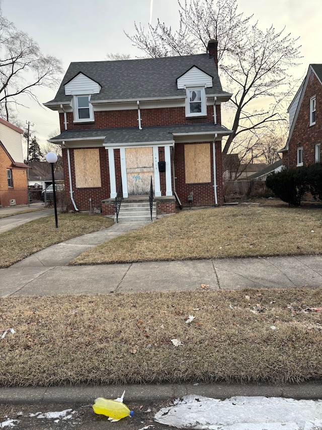 front facade featuring a lawn