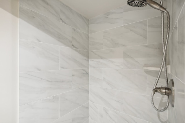 room details featuring a tile shower