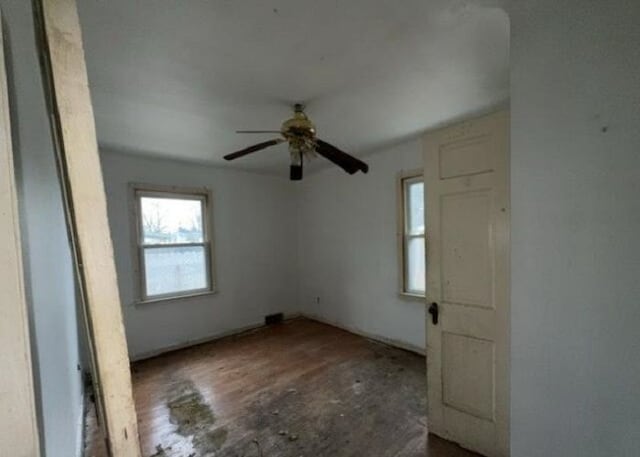 empty room with ceiling fan