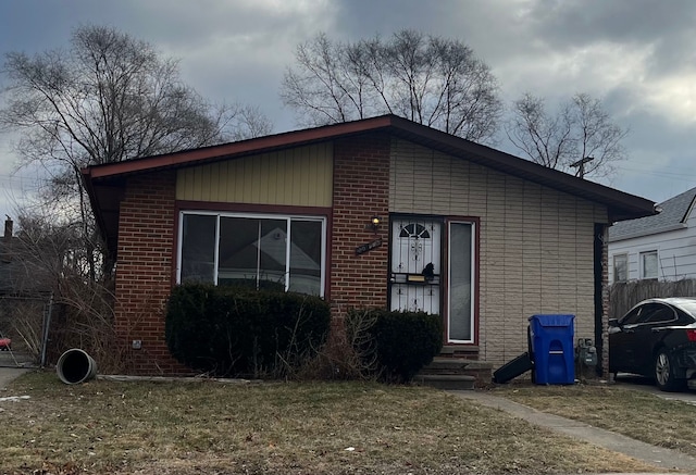 view of front of property featuring a front yard