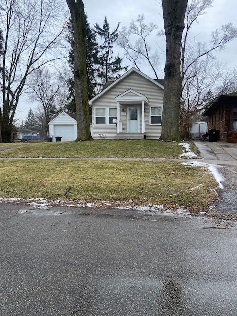 view of front of property with a front yard