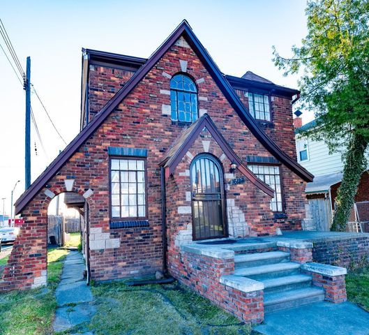 view of front of house with a front yard