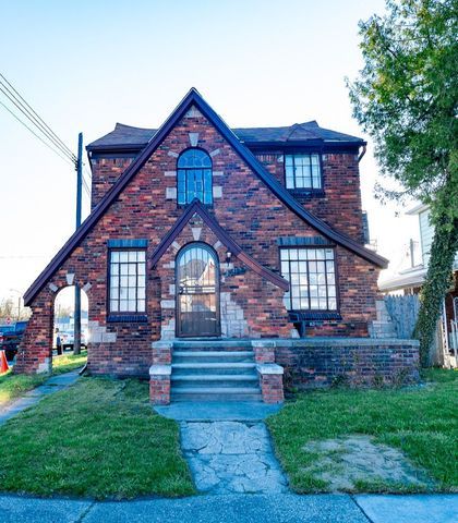 view of front of house with a front lawn