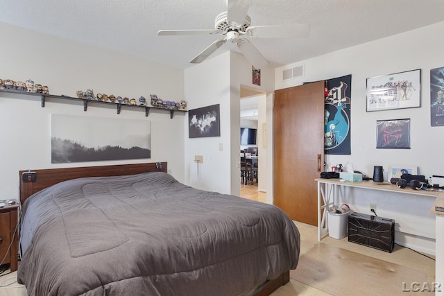 bedroom featuring ceiling fan and a textured ceiling