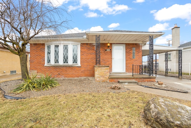 view of front of property featuring a carport and a front yard