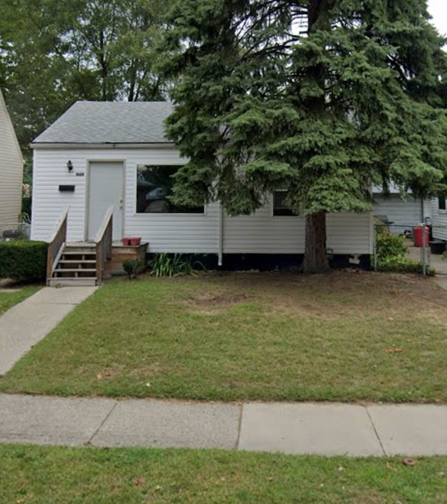 view of front of house featuring a front lawn