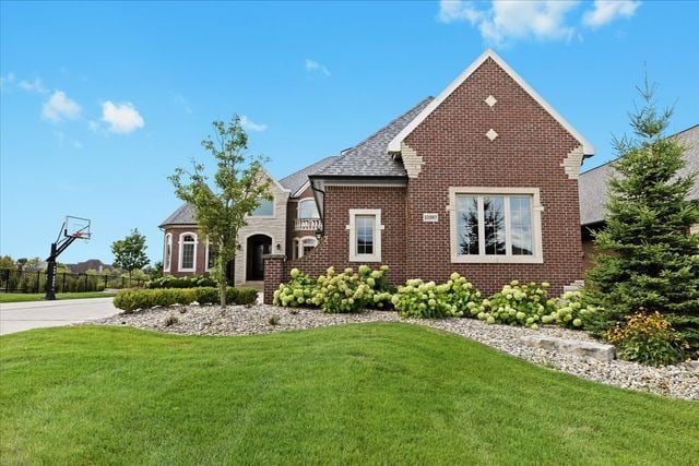 view of front of home featuring a front lawn