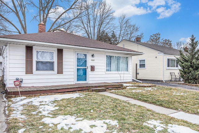 view of front of house featuring a yard