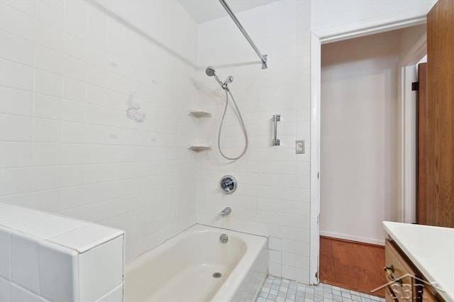 bathroom with vanity and tiled shower / bath