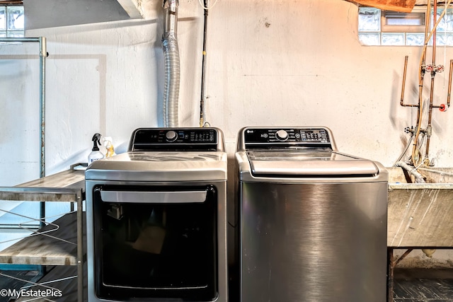 washroom with washing machine and dryer