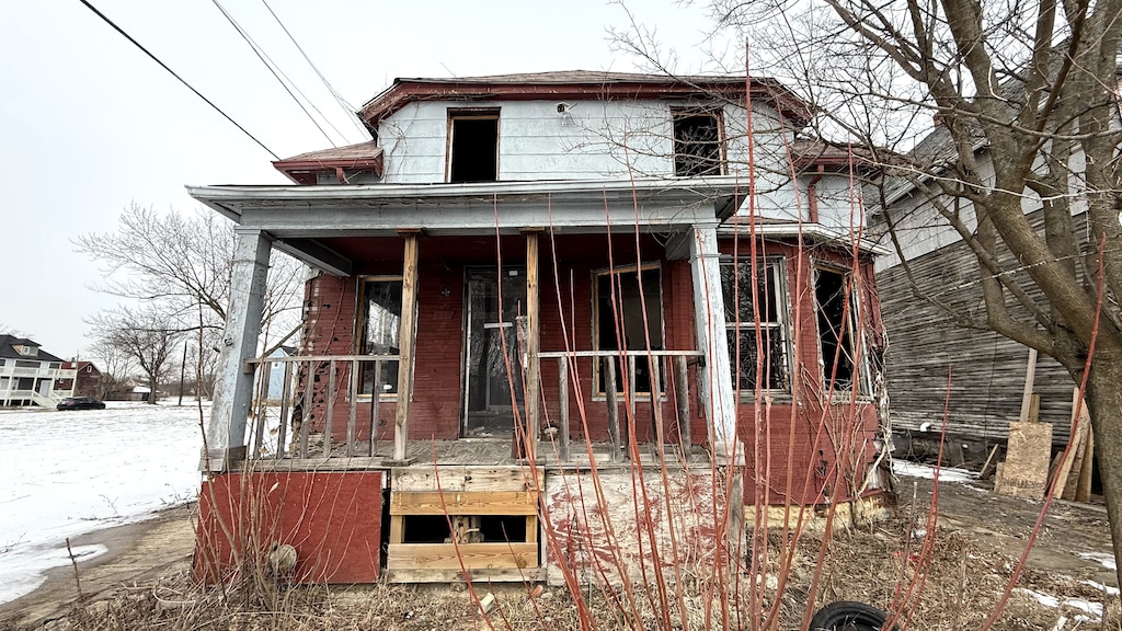 view of front of home featuring covered porch