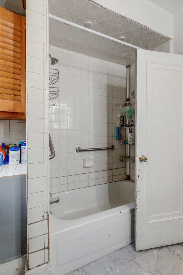 bathroom with tiled shower / bath combo