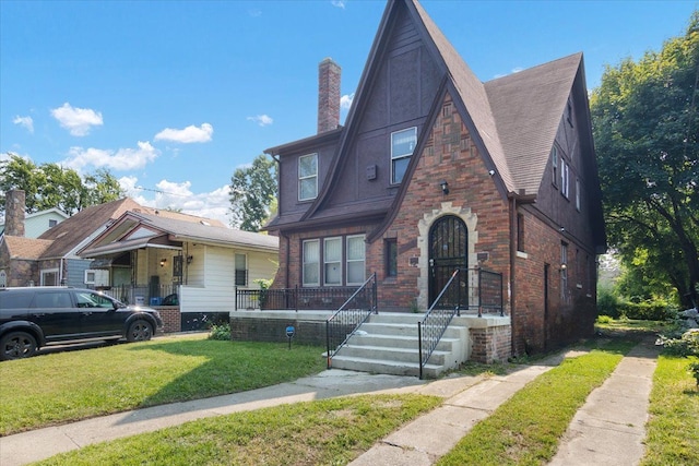 view of front of house featuring a front lawn