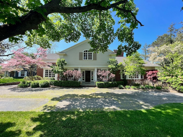 view of front facade featuring a front lawn