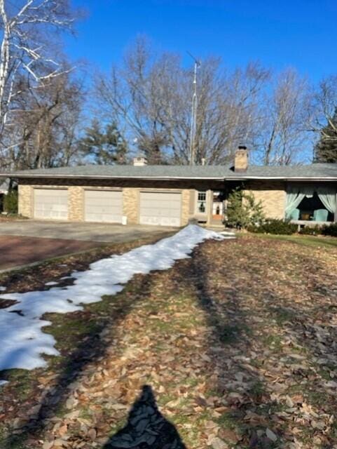 view of front facade featuring a garage