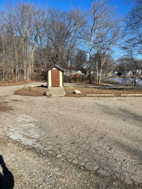 view of yard with a shed