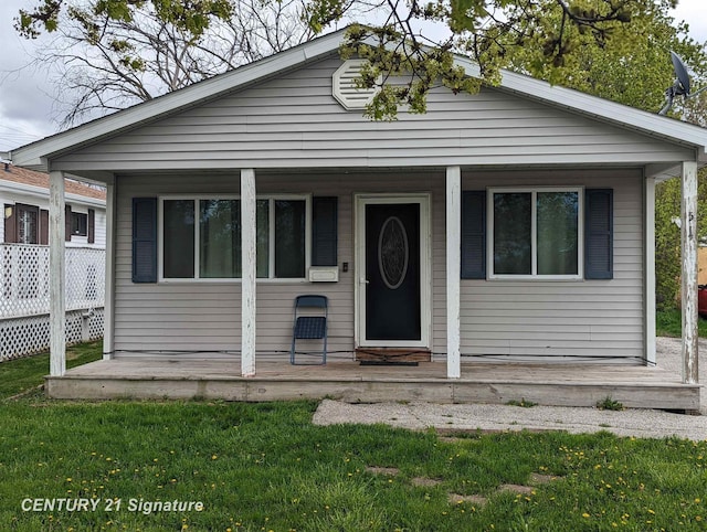 view of front of home featuring a porch and a front lawn