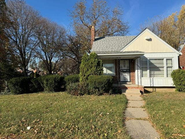 view of front of house featuring a front yard