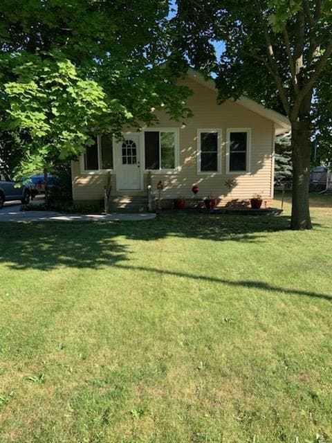 view of front of home featuring a front yard