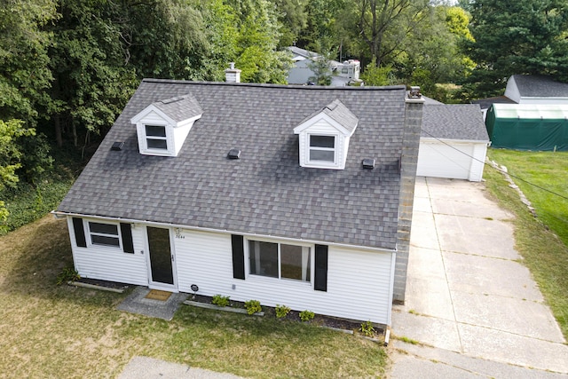 cape cod-style house featuring a front lawn