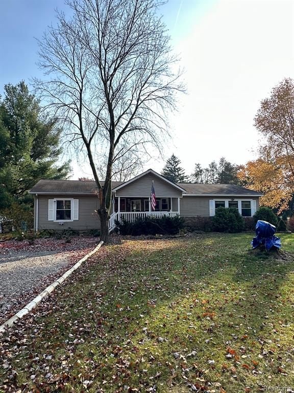 view of front of home featuring a front lawn